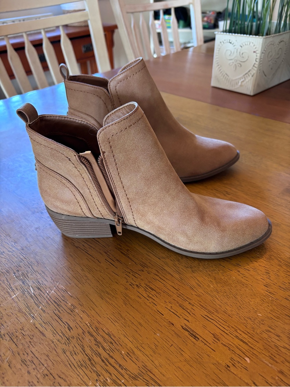 Brand New Guess Women's Light Brown Ankle Boots with Side Zip